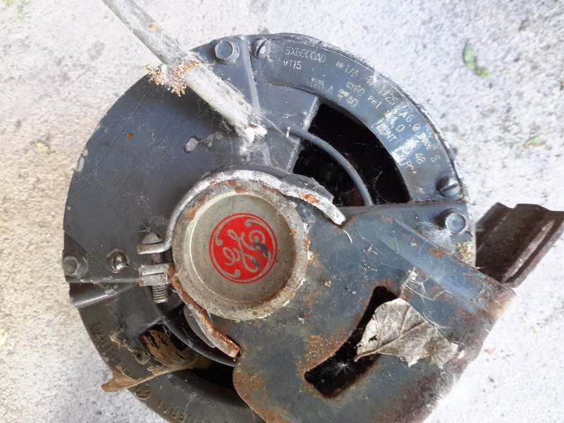 lot 12 image: 2 Electric motors.. See closeups for types