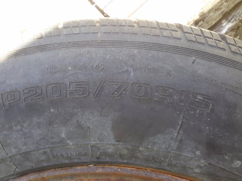 lot 19A image: 3 Tires from Dodge Caravan.. P20670R15  With Rims