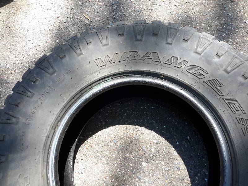 lot 19I image: 10 Misc. Sizes of Tires.. See closeups for types
