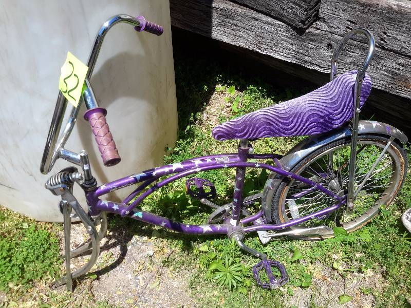 lot 32 image: Banana Seat Childs bik.  Needs front wheel.