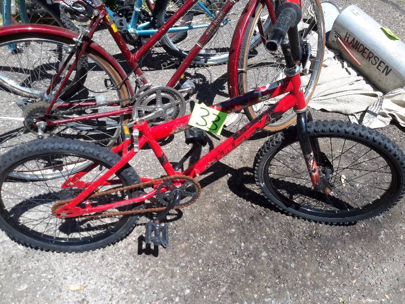 lot 33 image: 7 Bikes for repair or parts.