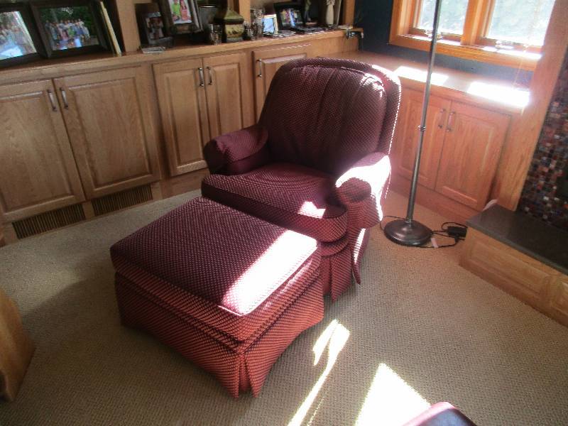 lot 4-6 image: 2 matching red rockers swivel chairs, 1 matching ottoman, bought new at Gabberts