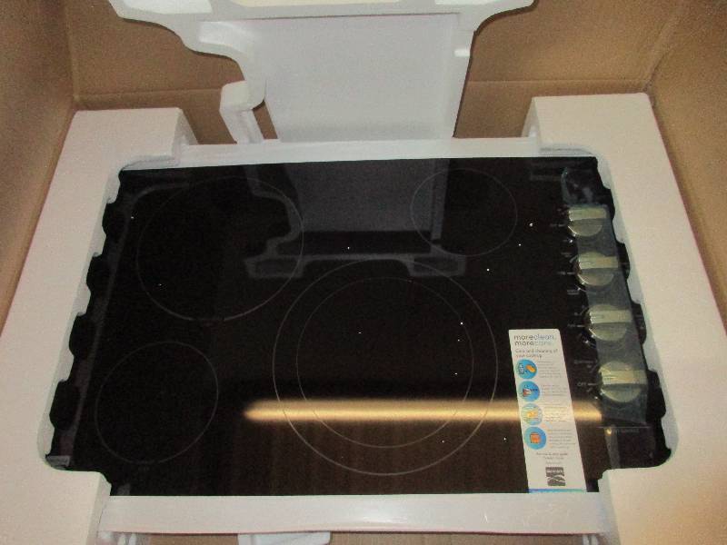lot 4 image: NEW Kenmore Elite glass cook top