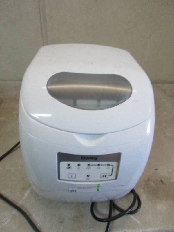 lot 5 image: Danby ice maker