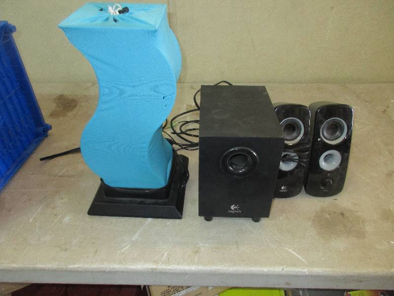 lot 8 image: Logitech speakers and lamp