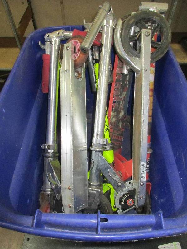 lot 26 image: 4 scooters