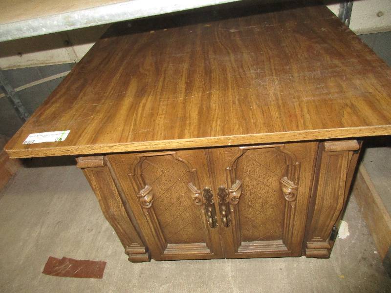 lot 25 image: end table