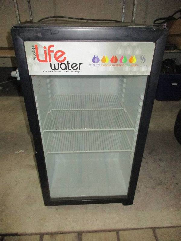 lot 27 image: mini fridge w glass door