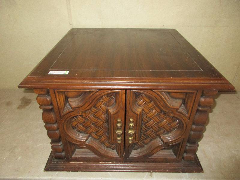 lot 28 image: end table