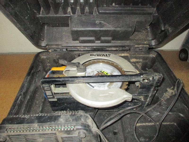 lot 42 image: dewalt 24 volt XR circular saw with 1 battery
