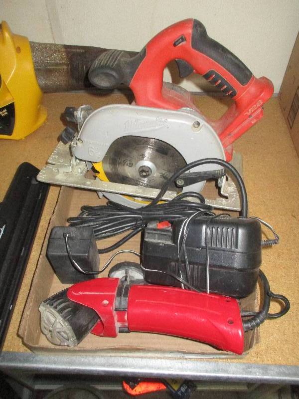 lot 62 image: milwaukie saw - no battery bug fogger and lights