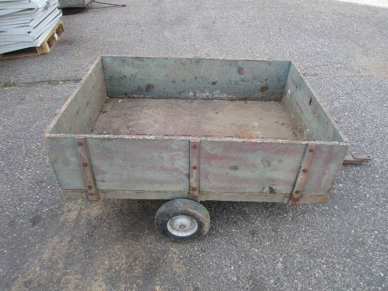 lot 4-4 image: small lawn trailer