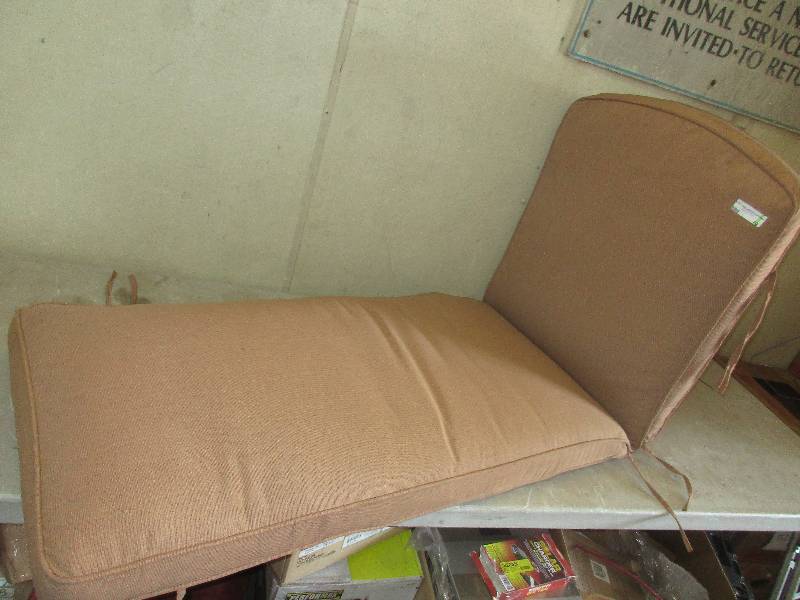 lot 79 image: outdoor seat cushion