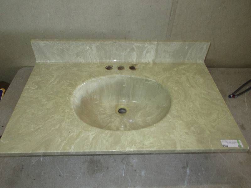lot 82 image: marble bathroom sink in great shape