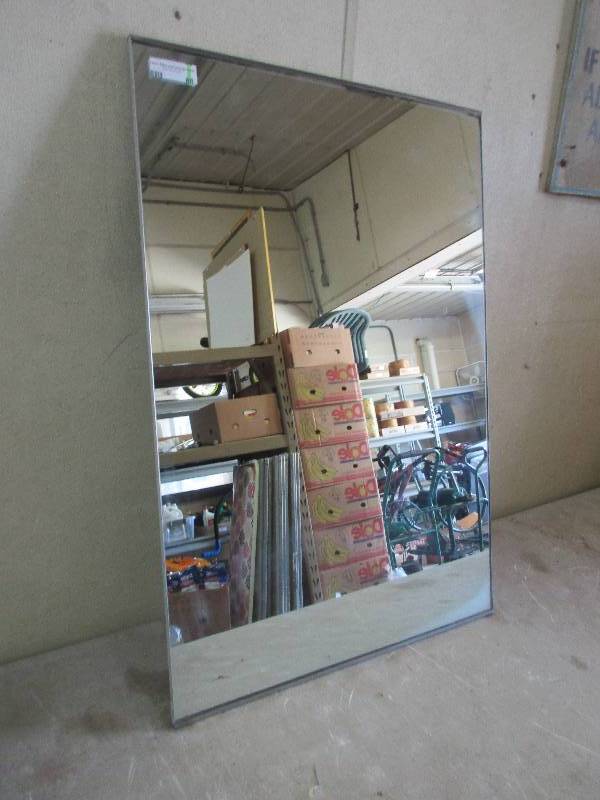 lot 88 image: mirror 26 x 38