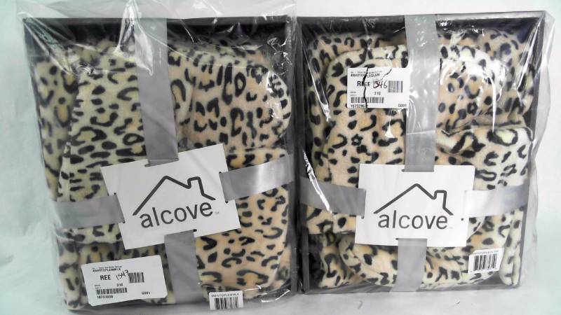 Lot of 2 - Alcove Throw and Bootie Gift Set - SM & LXL