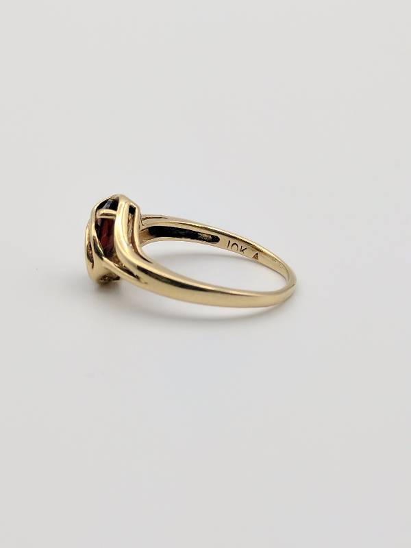 10k Yellow gold Garnet Swirl Ring 2.08G