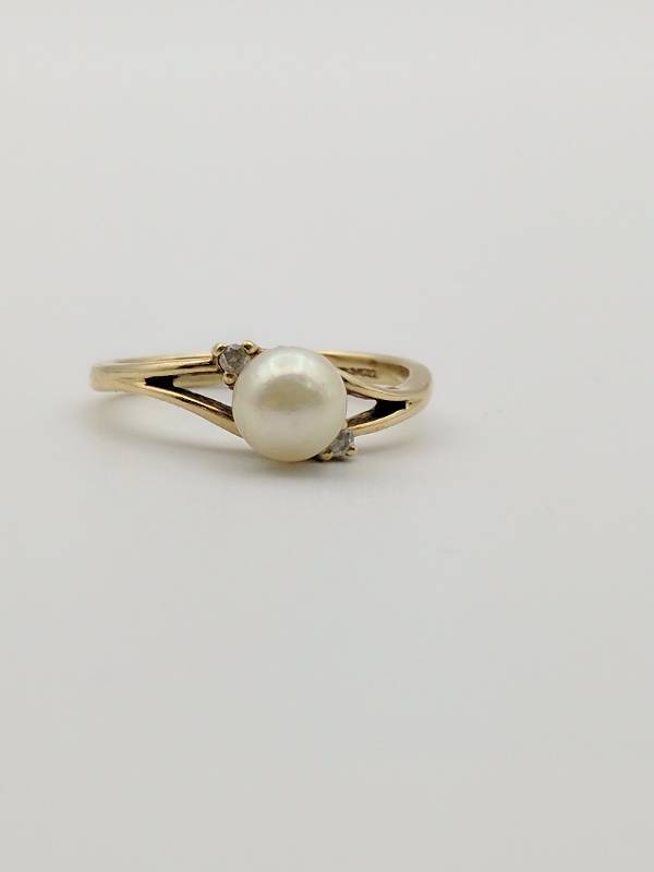 10K Yellow Gold Pearl and Diamond Accent Ring 2.20 G