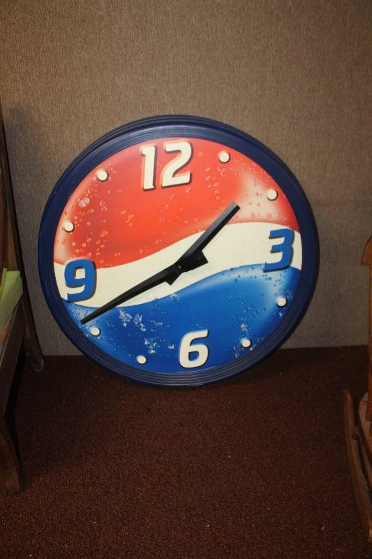lot 7 image: Vintage Pepsi Electric Analog Wall Clock