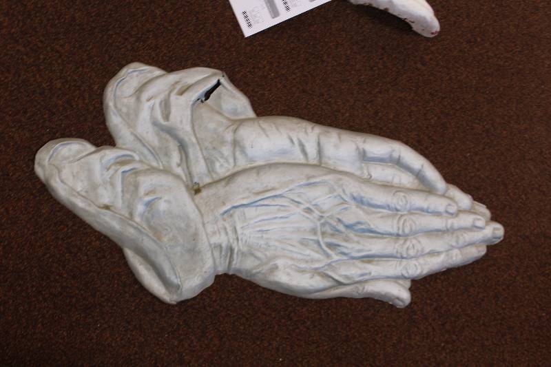 lot 20 image: Hands Praying Table Art