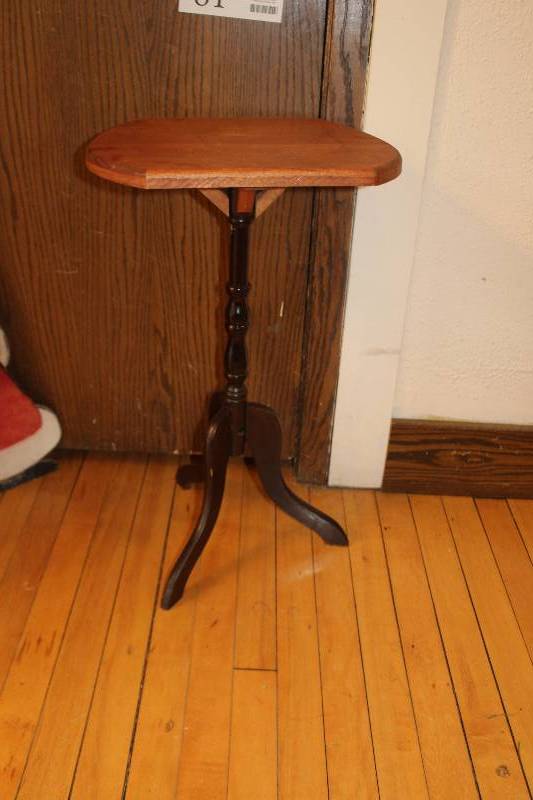 lot 81 image: 3-Leg Table