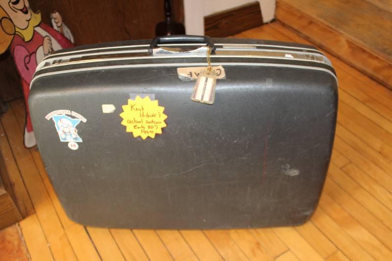 lot 77 image: Kent Hrbek 1980s Suitcase