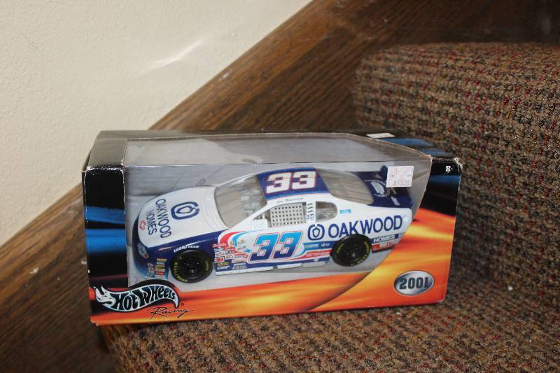 lot 92 image: Hot Wheels 124 2001 #33 Oakwood Homes Chevrolet Die-Cast Race Car