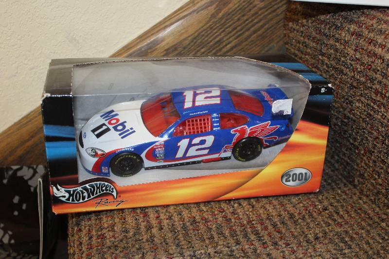 lot 90 image: Hot Wheels 124 2001 #12 Mobil Ford Die-Cast Race Car