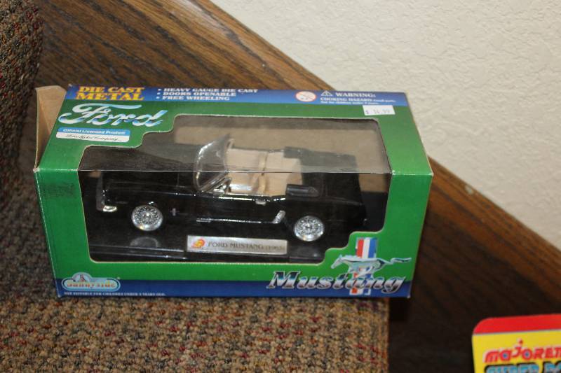 lot 95 image: Sunnyside 124 1965 Ford Mustang Convertible Die Cast Car