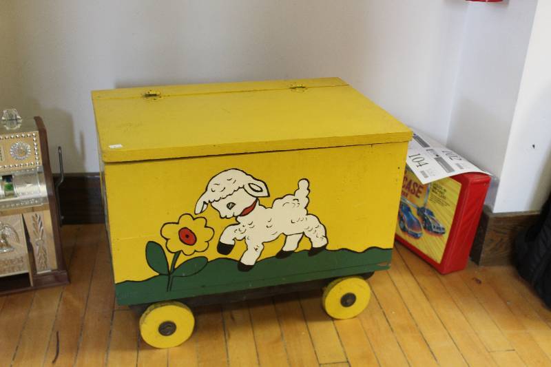 lot 104 image: Kids Toy Box
