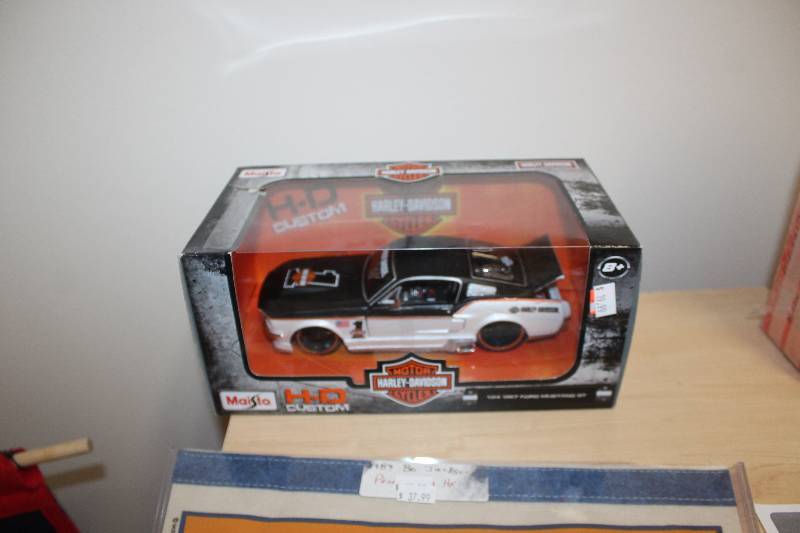 lot 254 image: Harley Davidson Motorcycles 124 1967 Ford Mustang GT Diecast Collectible Car