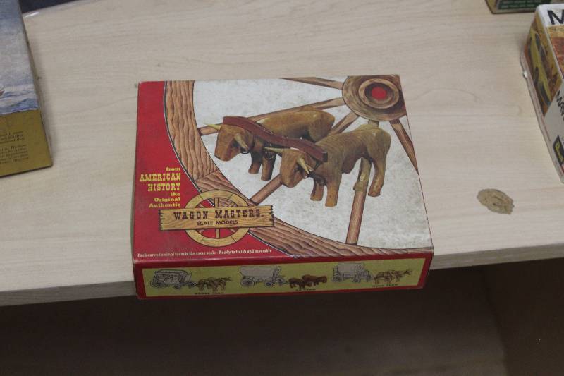 lot 248 image: Wagon Masters Scale Model Carved Animals