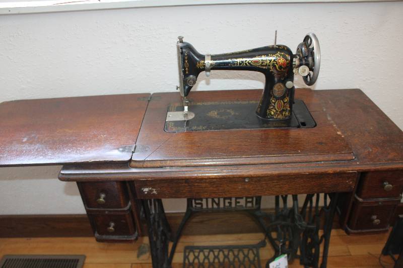 lot 394 image: Vintage Singer Sewing Machine and table