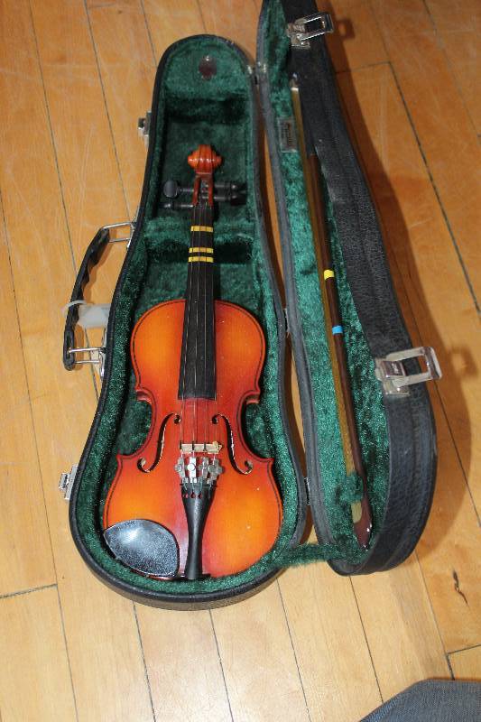 lot 360 image: 1979 Suzuki 110 Scale Model Violin w Case