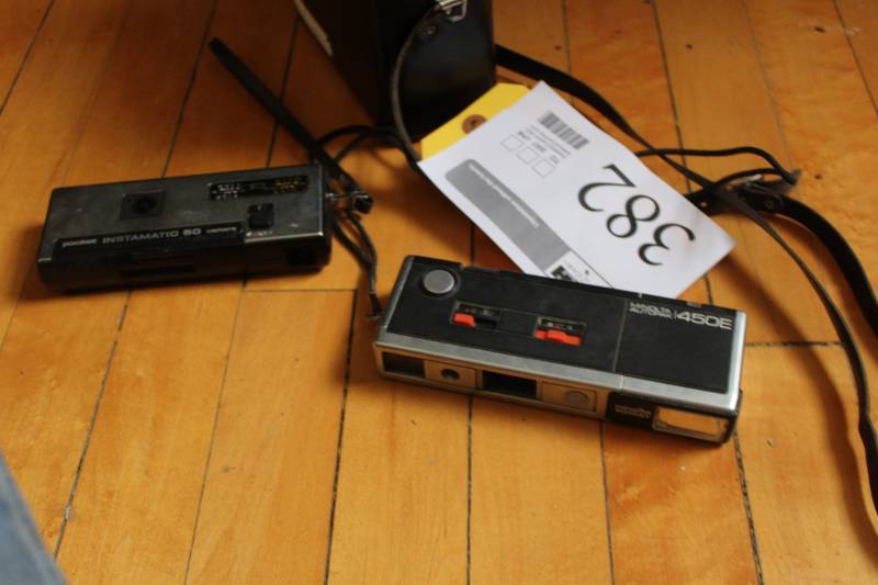 lot 382 image: Vintage Pocket Cameras w Carry Case Includes Kodak Instamatic, Minolta