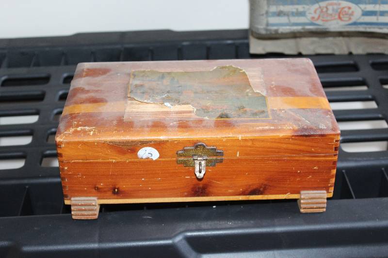 lot 375 image: Mirrored Jewelry Box