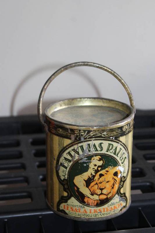 lot 374 image: Decorative Table Art