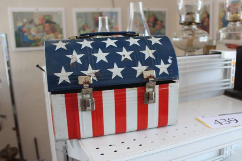 lot 439 image: American Flag Lunch Box