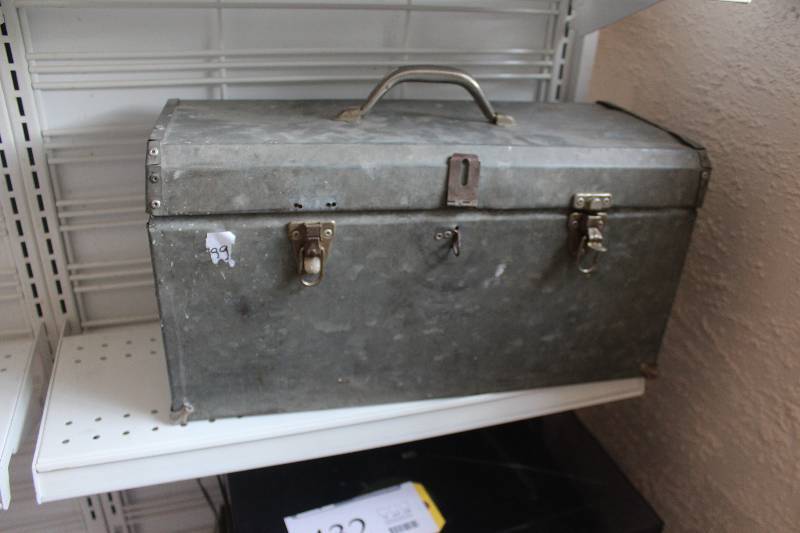 lot 433 image: Metal Tool Box