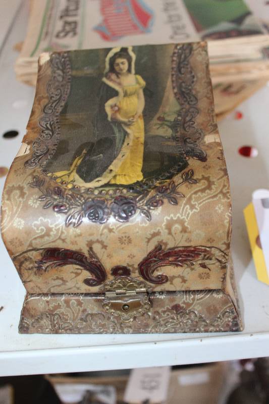 lot 450 image: Vintage Jewelry Box