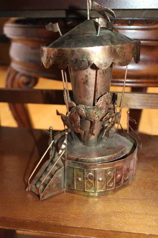 lot 411 image: Metal Horse Carousel Music Box