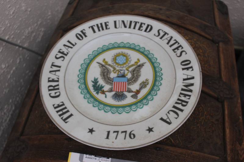 lot 413 image: 1776 Commemorative The Great Seal Of The United States Of America Decorative Plate