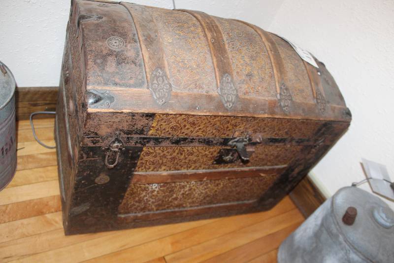 lot 419 image: Keepsake Trunk