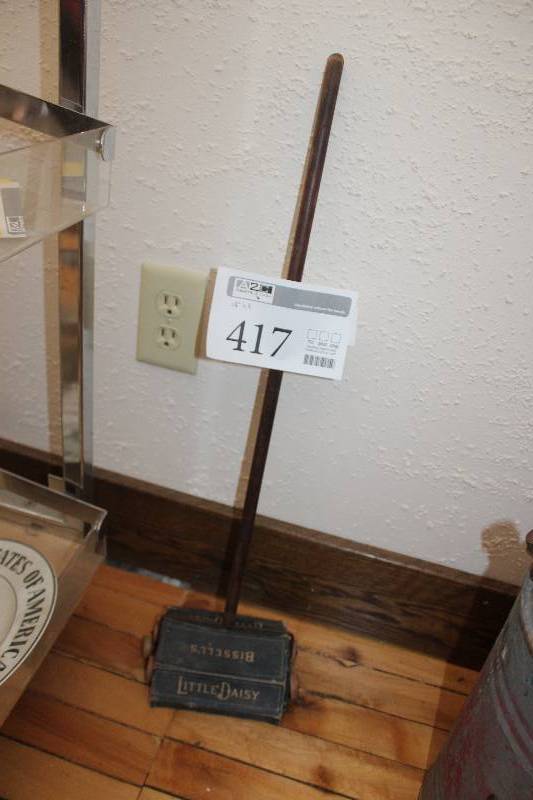 lot 417 image: Bissell Little Daisy
