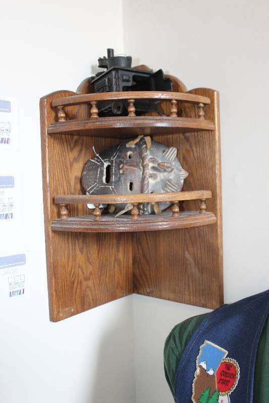 lot 469 image: Decorative 14-Round 2-Tier Wood Wall Shelf