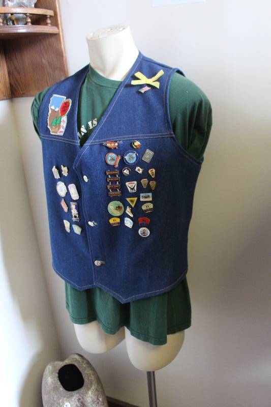 lot 470 image: T-Shirt, Medal Vest w Medals