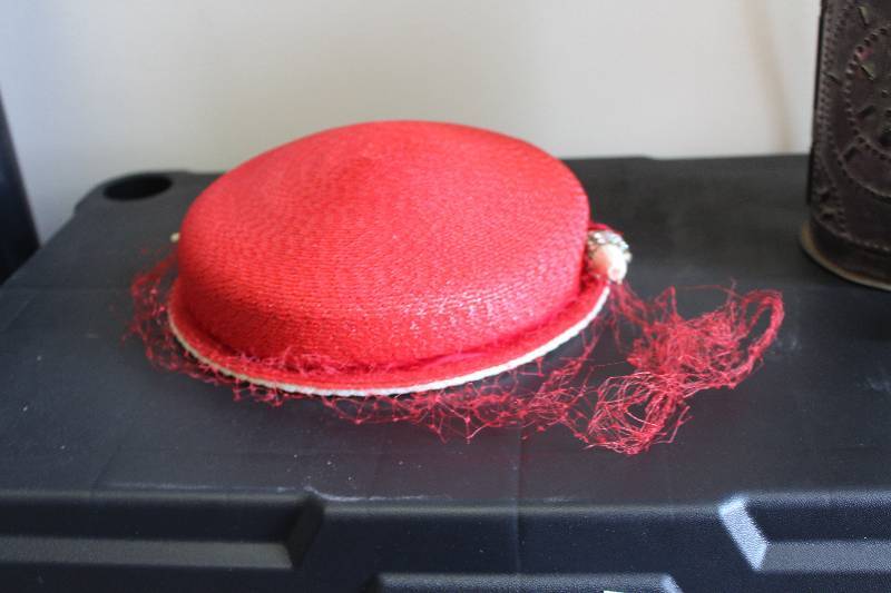 lot 528 image: Landsco Womens Red Formal Hat w Veil