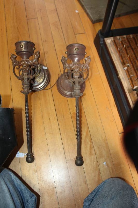 lot 535 image: Lot of (2) Decorative Wall Sconce Lights