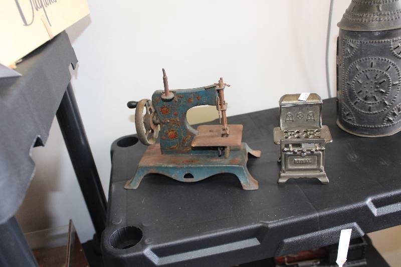 lot 531 image: Lot of (2) Decorative Table Art - Sewing Machine, Stove
