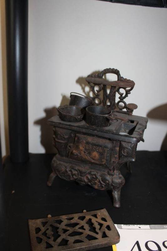 lot 498 image: Cast Iron Stove Replica